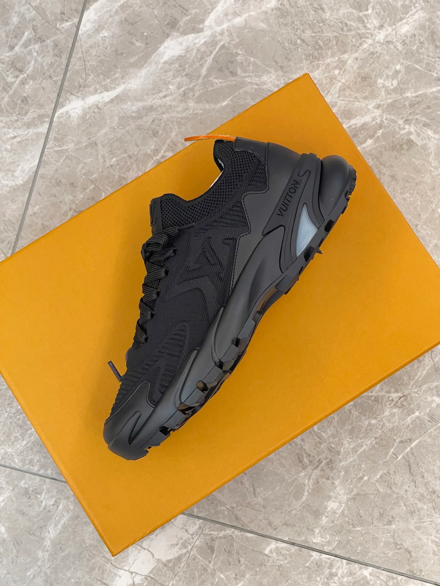 [L Home] Top P: 700💰 Size: 39-44 (customized at 38.45.46) LV Donkey Brand Louis Vuitton RUNNER TATIC new men's sneakers This LV Runner Tatic sneaker uses a whole piece of technical knitting to create an easy-to-take-off design, and then outlines the upper with cow leather trim. The LV logo on the side releases a dynamic atmosphere between the textures, the leather back strap is shaped like the handle fastener of the Louis Vuitton leather goods series, and the lightweight and wear-resistant two-tone rubber sole completes the whole. The toe and heel wrap details continue to provide comfortable fabric foot support, creating a stylish and stylish upper! Comes with full original packaging!